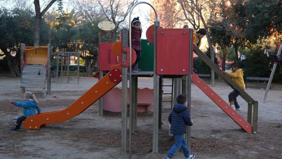 Un parque infantil cercano a la Escola Marià Fortuny de Reus. FOTO: FABIÁN ACIDRES