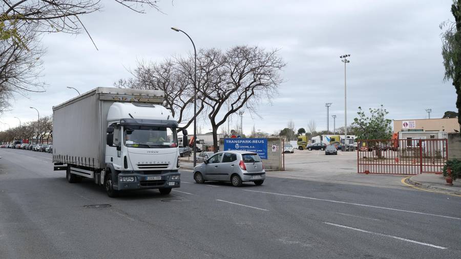 Entrada del parking de camiones ubicado entre la calle Pintor Fuster y la avenida de Sant Bernat Calvó. Firma: Fabián Acidres