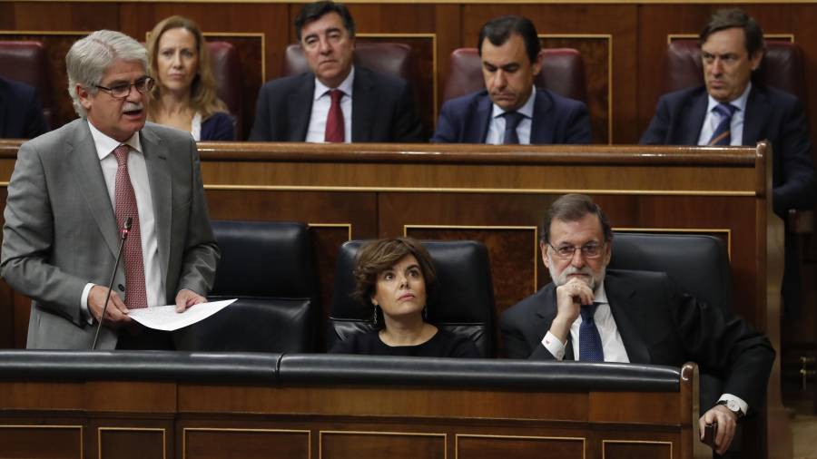 El ministro de Asuntos Exteriores, Alfonso Dastis (i), en presencia de la vicepresidenta del Gobierno, Soraya Sáenz de Santamaría (c), y el jefe del Ejecutivo, Mariano Rajoy (d). FOTO: EFE