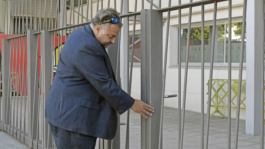 El americano Clifton Onolfo intenta abrir una de las puertas del Estadi municipal. FOTO: ALFREDO GONZÁLEZ