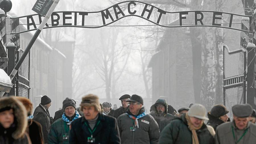Hoy es el Día Internacional de las Víctimas del Holocausto y miles de personas visitan Auschwitz en el aniversario de su liberación. Foto: EFE/Leszek Szymanski