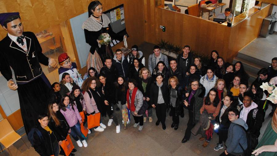 A la imatge, els 18 joves italians i les seves professores del centre educatiu de Sicília, acompanyats dels seus amics vila-secans i la directora de l’Institut Vila-seca, Mercedes Bermejo.