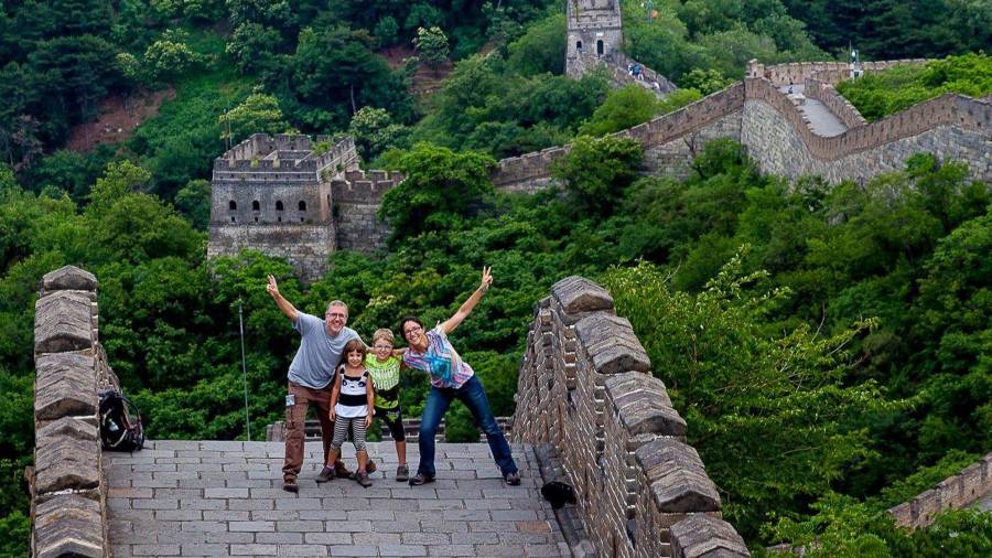La familia en la Gran Muralla China.