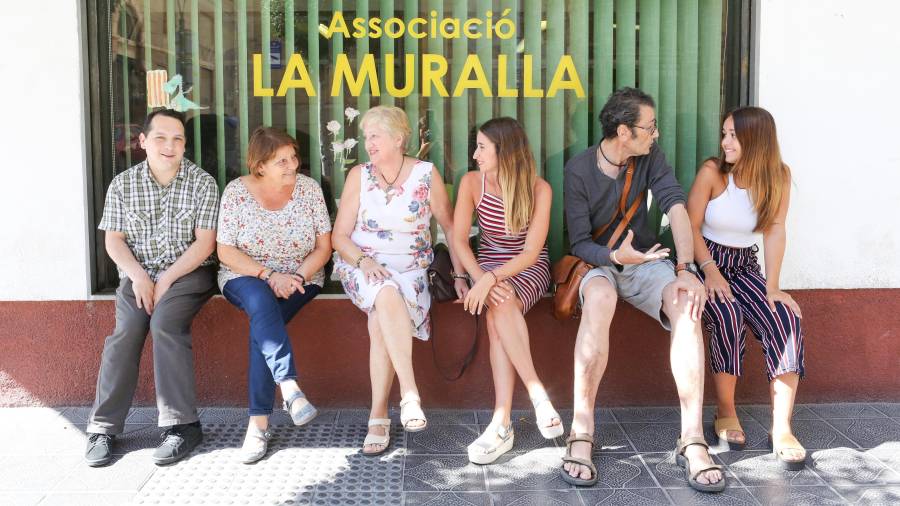 Jorge, Rosa, Teresa, Paula, Paco y Elia, trabajadores y voluntarios, en la sede de la calle Sant Miquel. FOTO: Alba Mariné