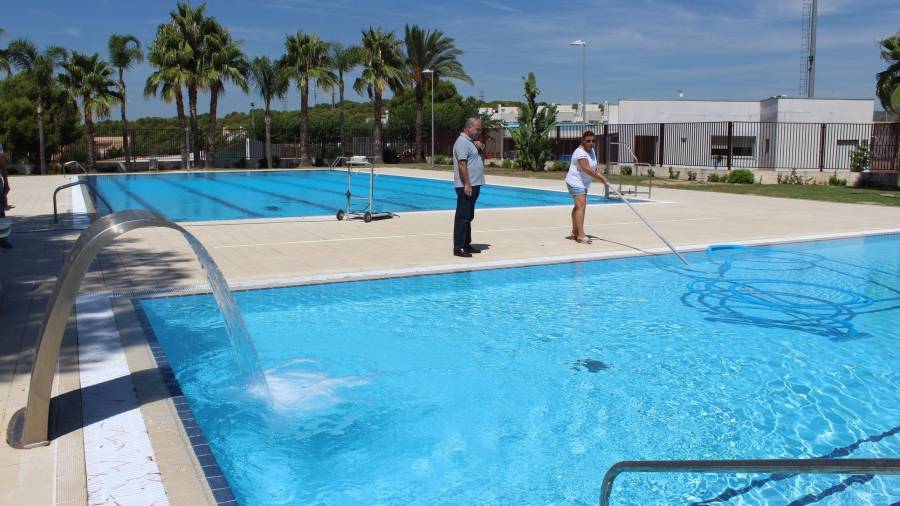Imagen de archivo de la piscina de Creixell antes de la pandemia. En el centro, el alcalde Jordi Llopart. FOTO: Aj. Creixell