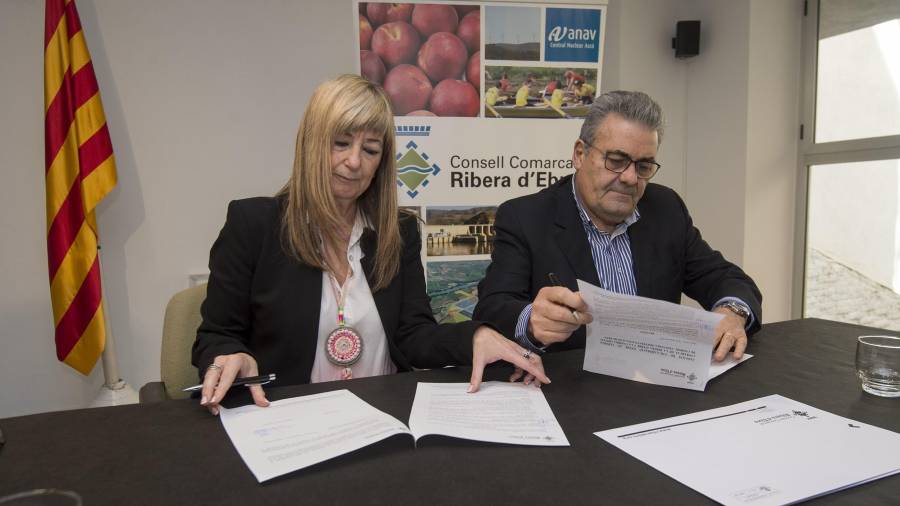 Gemma Carim i Jordi Just signen el conveni. FOTO: JOAN REVILLAS