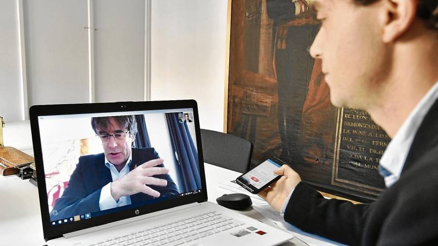 El candidato de Lliures per Europa, Carles Puigdemont, durante la entrevista que concedió al ‘Diari’ por Skype. FOTO: Alfredo González