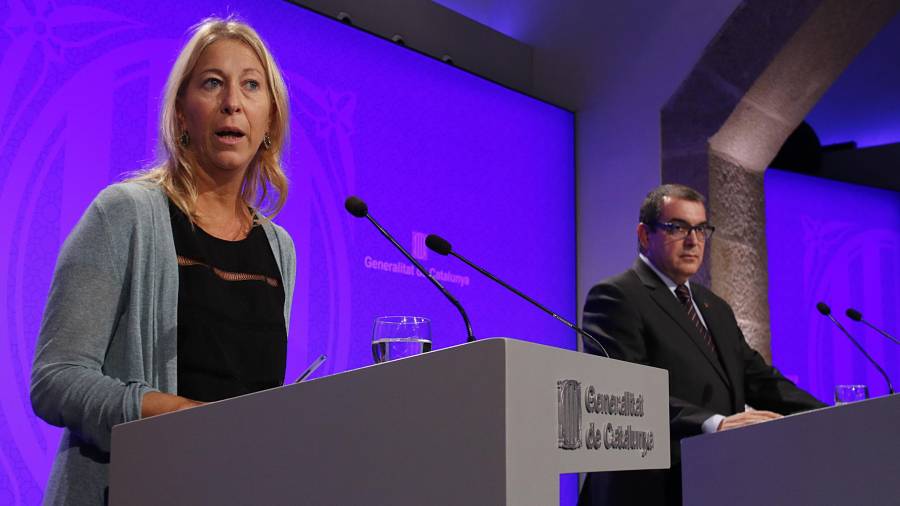 Pla conjunt de la portaveu del Govern, Neus Munté, i del conseller d'Interior, Jordi Jané, en roda de premsa el 27 de setembre del 2016