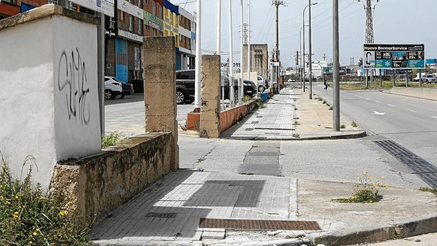 Una de las calles del polígono Francolí, con las baldosas de las aceras rotas. Foto: Pere Ferré