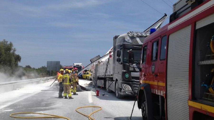El camión accidentado en la AP-7 en L'Aldea. FOTO: Bombers