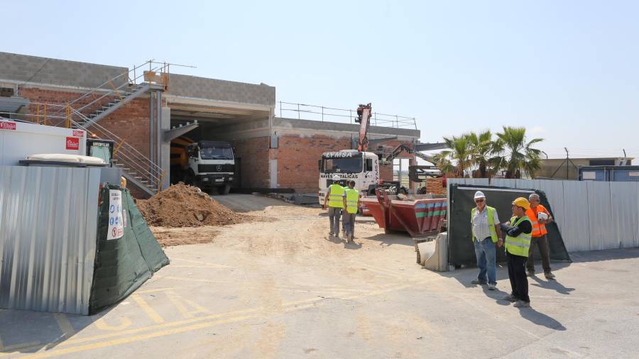 Operarios trabajando en la ampliación de la terminal de salidas del Aeropuerto de Reus. FOTO: Alba Mariné