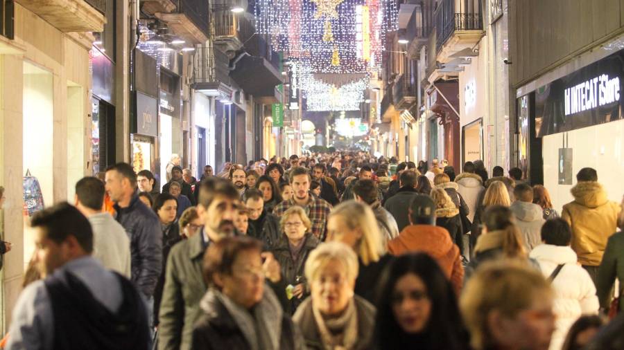 El sector comercial, uno de los que más empleo genera en Navidad. En la imagen, de archivo, la calle Monterols de Reus. FOTO: a.mariné/DT