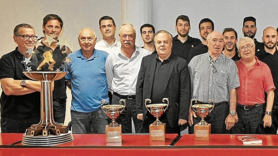 Engelbert Borràs, en el centro con las Copas de Europa y jugadores del Reus. FOTO: ALFREDO GONZÁLEZ