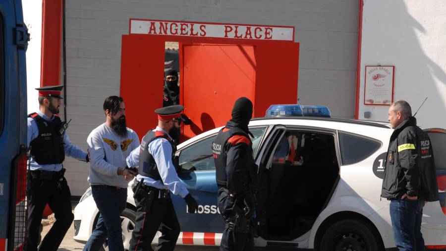 Momento en que los agentes se llevaban a uno de los detenidos de Vila-seca. Foto: Àngel Juanpere