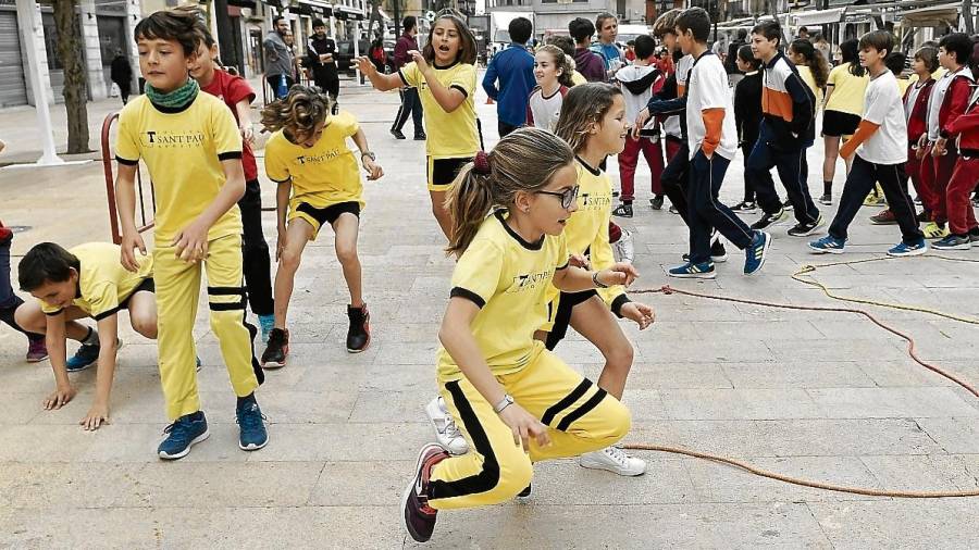 Los niños jugaron con alumnos de otras escuelas de Tarragona durante toda la mañana. FOTO: Alfredo González