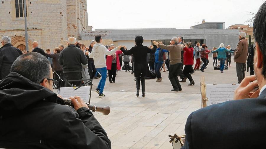 Gent de totes les edats ballant sardanes, la dansa popular de Catalunya, a la plaça de Sant Francesc de Montblanc. FOTO: ACN