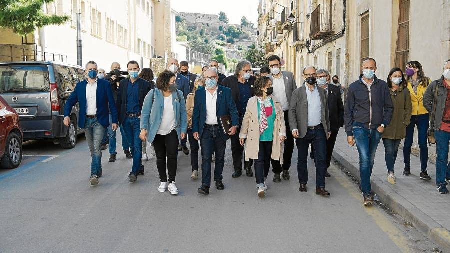 ERC va convocar una concentració de suport ahir per acompanyar l’alcalde Paco Gas fins les portes del jutjat a Tortosa. FOTO: Joan Revillas