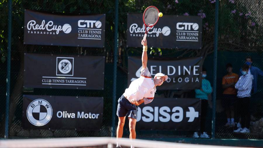 Xavi Matas, sirviendo durante su final ante Alejandro Manzanera. Foto: Fabián Acidres