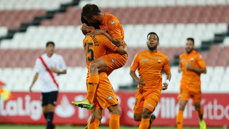 Juan Domínguez y Miramón celebran el tanto de la victoria. Foto: Estadio Deportivo