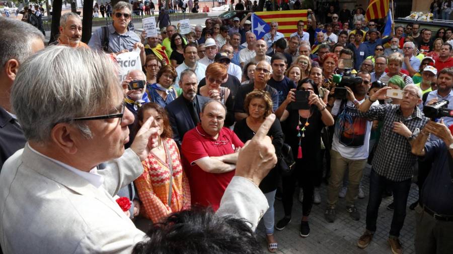 Pla mig de l'alcalde de Torredembarra, Eduard Rovira, adreçant-se a les persones aplegades davant l'Audiència de Tarragona, el 21 de setembre del 2017