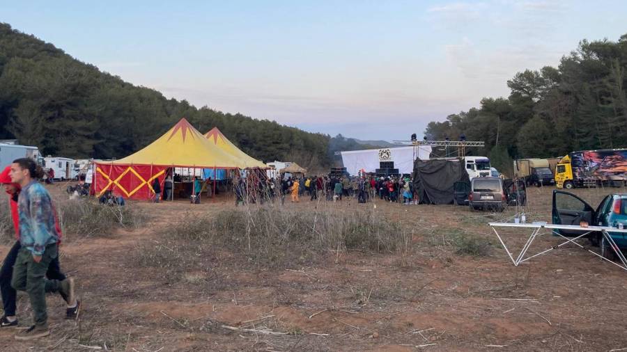 Lós jóvenes, al fondo durante la fiesta. FOTO: ACN