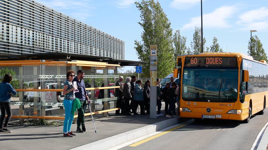 Usuarios subiendo, ayer, al bus urbano en la parada del Hospital Sant Joan de Reus. FOTO: Fabián Acidres