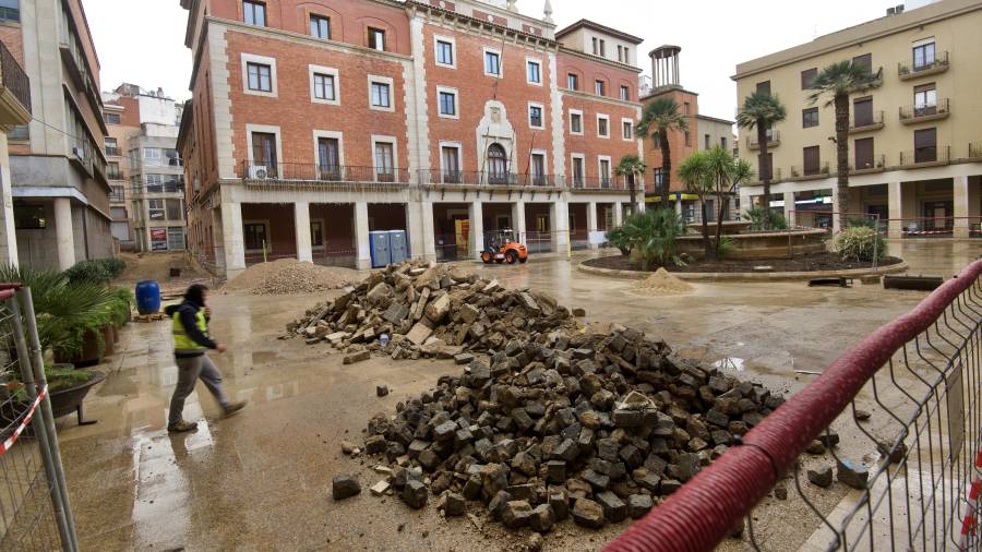 Estat de les obres a la plaça de l’Ajuntament de Tortosa. FOTO: JOAN REVILLAS
