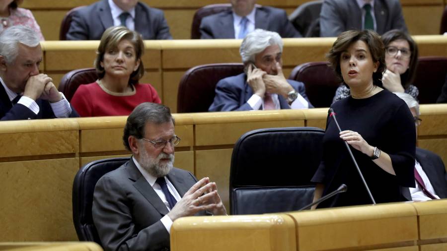 La vicepresidenta del Gobierno, Soraya Sáenz de Santamaría, ante el presidente del Gobierno, Mariano Rajoy. FOTO: EFE