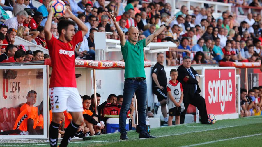 Imagen del técnico manchego del Nàstic en la banda del Nou Estadi en su debut. Foto: Pere Ferré
