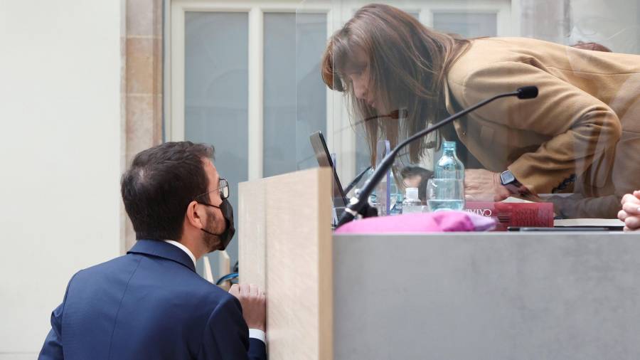 Imagen de Pere Aragonés hablando con Laura Borràs durante la primera sesión de la investidura. EFE
