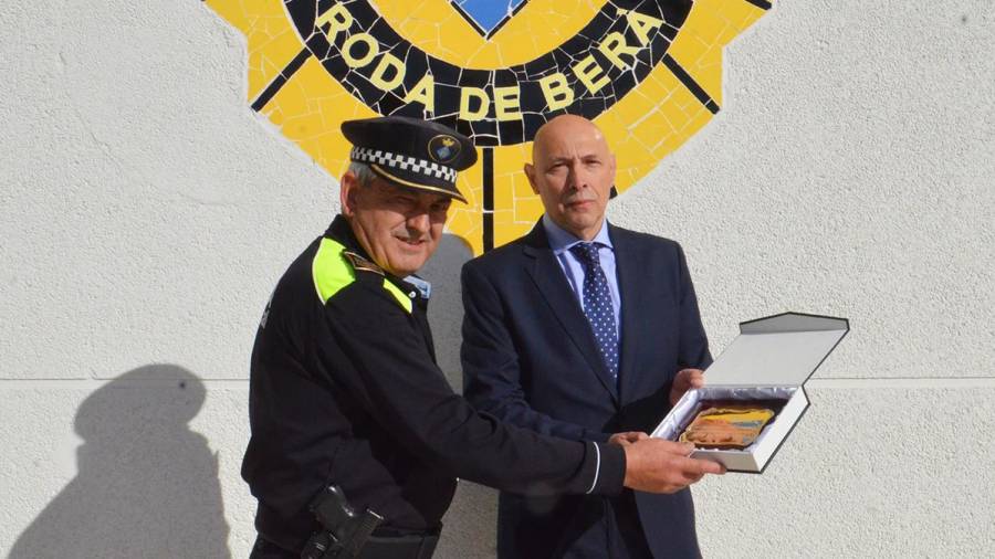 ntonio Moragues, de React Espanya, va ser qui va lliurar la menció a Joan Pie, sots inspector en cap de la Policia Local. FOTO: Aj. Roda de Berà