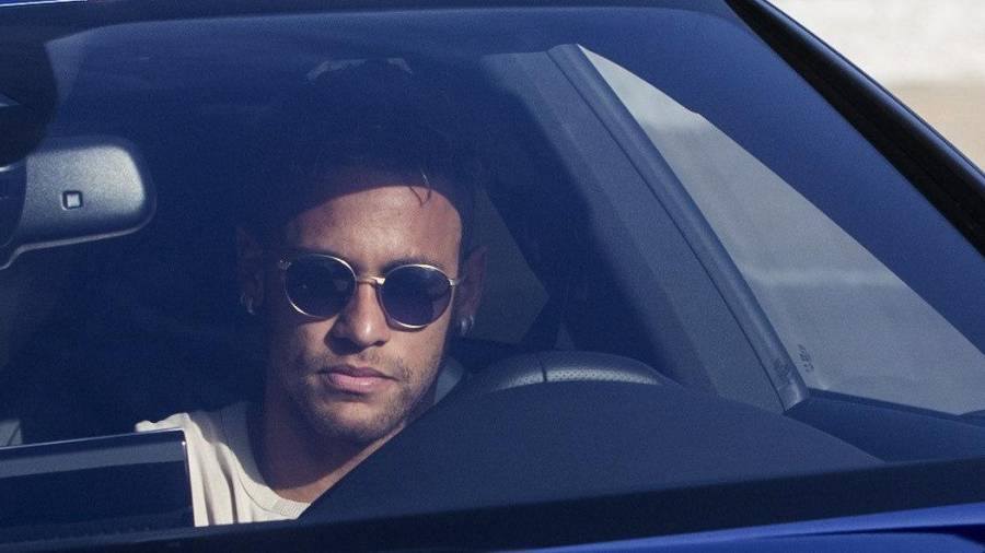 Neymar se ha despedido esta mañana de sus compañeros. Foto: EFE