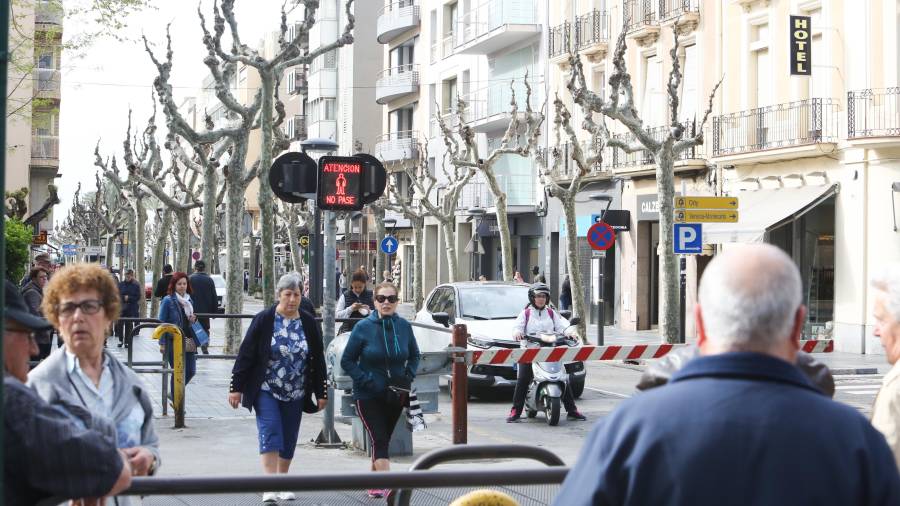 El tramo de la calle Barcelona que va desde la calle Major hasta el carrer Carril. antes de la vía, quedará cortada al tráfico durante unas horas y será un espacio peatonal. FOTO: ALBA MARINÉ