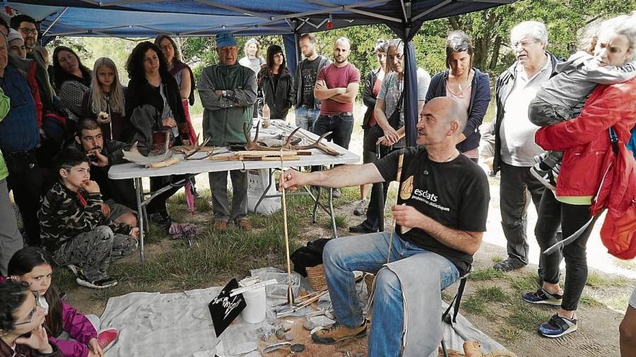 L’arqueòleg Miquel Guardiola explicant les tècniques de la prehistòria. FOTO: ALBA TUDÓ