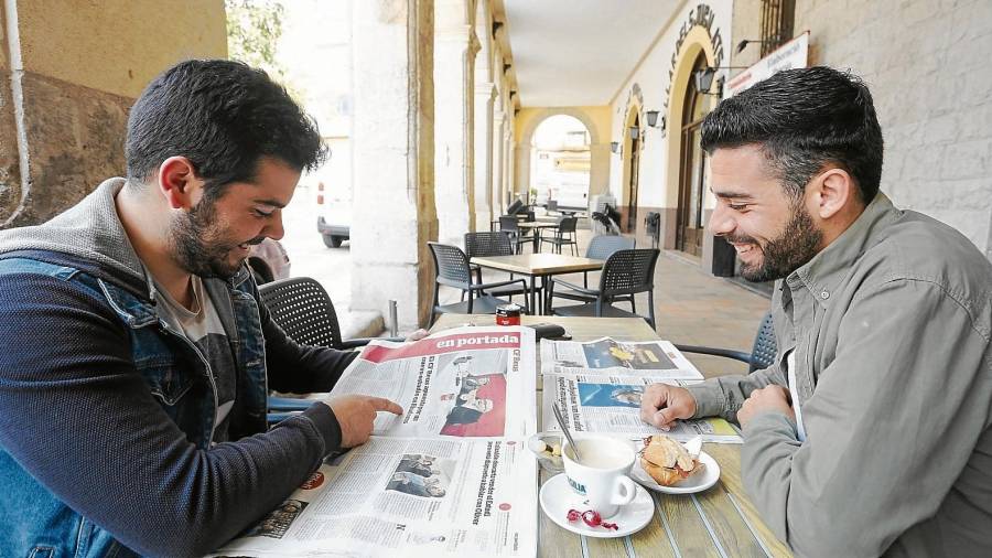 Dos amigos de Riudoms, de nombre Pau los dos, comentan la noticia del CF Reus en el Diari. FOTO: Alba Mariné
