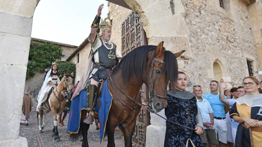 El rey Jaume I desfilando por Salou. FOTO. ALFREDO GONZÁLEZ