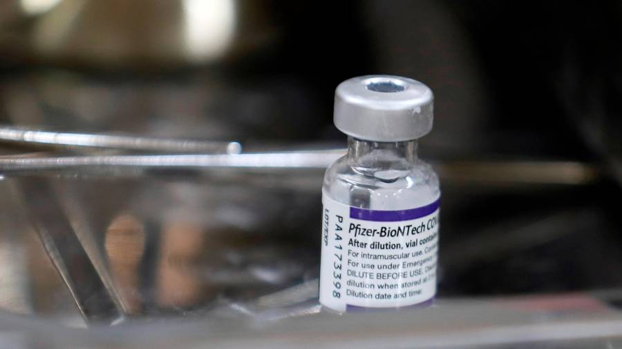 Imagen de archivo de uno de los viales de la vacuna contra el coronavirus de Pfizer. EFE