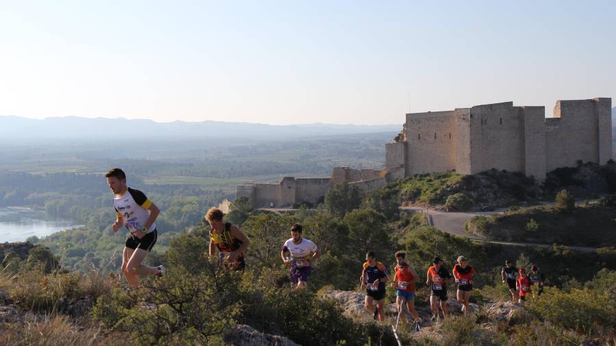 Varios participantes de la carrera, con el castell de Miravet al fondo. FOTO: Cedida