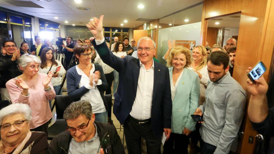 Carles Pellicer, aclamado por los militantes de Junts per Reus en la sede del partido. FOTO: alba mariné