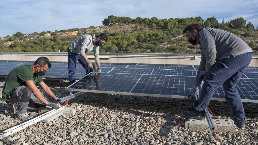 Varios operarios instalan placas fotovoltaicas en Tarragona durante esta semana. foTO: dt