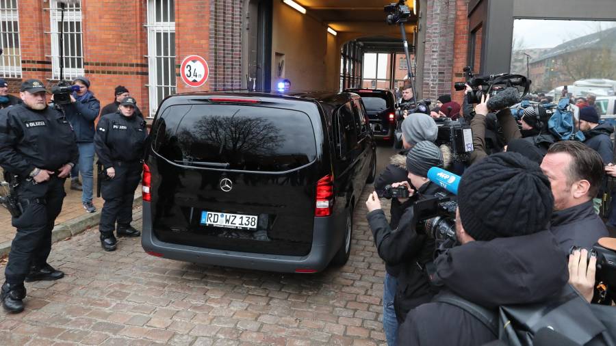 Imagen de la furgoneta en la que presuntamente Puigdemont es trasladado a la cárcel. FOTO: Efe
