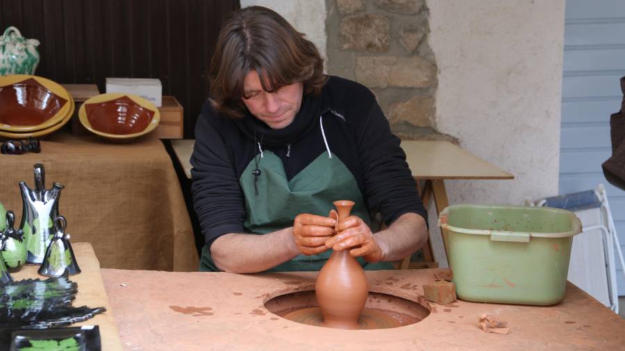 Un artesà treballant el torn de terrissaire durant la fira a Sarral FOTO: Alba Tudó