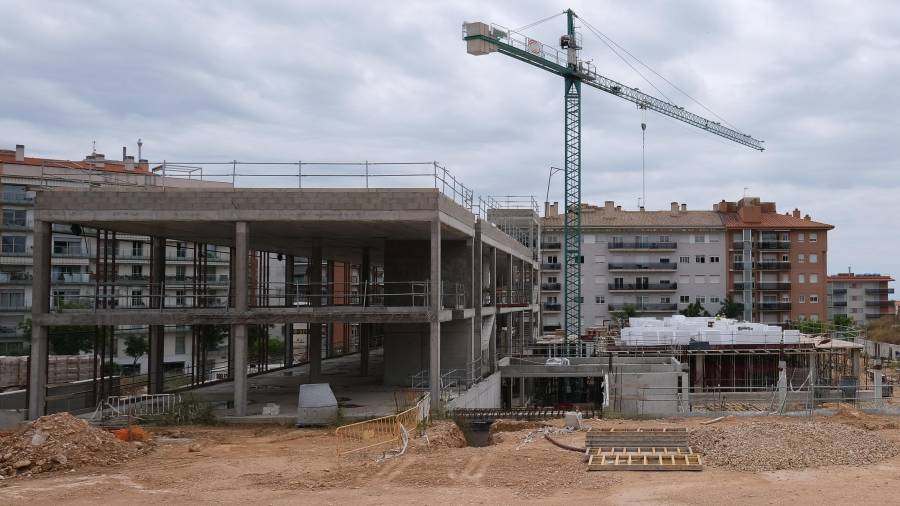 Imagen de ayer de las obras de la nueva Escola l’Arrabassada, que se iniciaron en mayo de 2018 y acabarán en verano de 2021. FOTO: FABIÁN ACIDRES