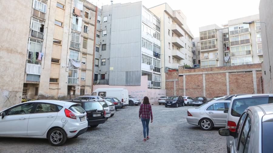 Actualmente ya aparcan coches en la calle Falset. FOTO: Alba Mariné