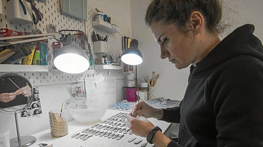 Raluca Buzura treballant amb peces de porcellana, al seu estudi del nucli antic de Tortosa. FOTO: Joan Revillas