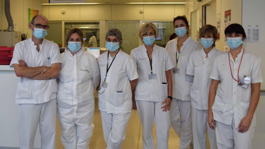 El equipo médico que trabajó en la extracción de órganos de un paciente en parada en asistolia, formada por equipos de los hospitales Sant Joan, el Clínic, Bellvitge y Vall d’Hebron. FOTO: CEDIDA