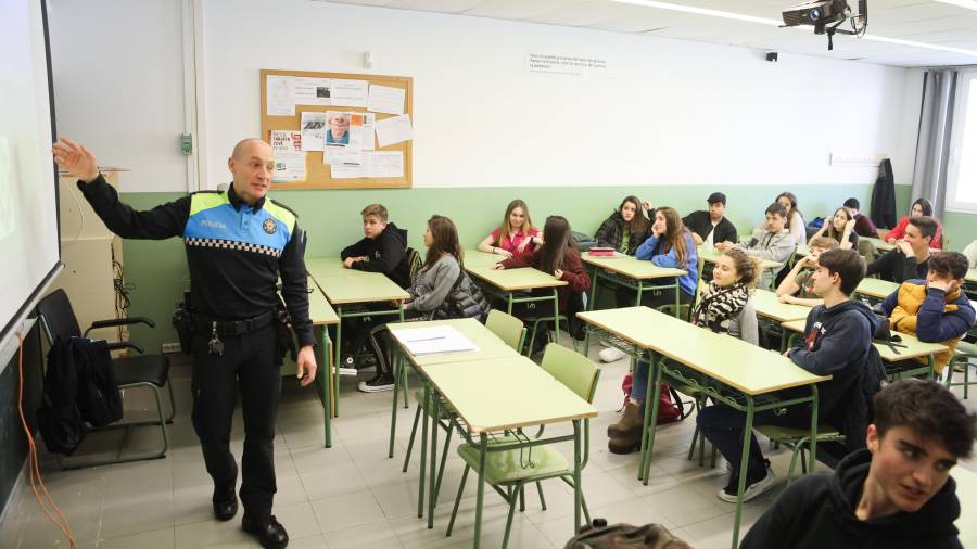 Instante de una charla sobre patinetes eléctricos en el instituto Gabriel Ferrater el pasado marzo. FOTO: Alba Mariné
