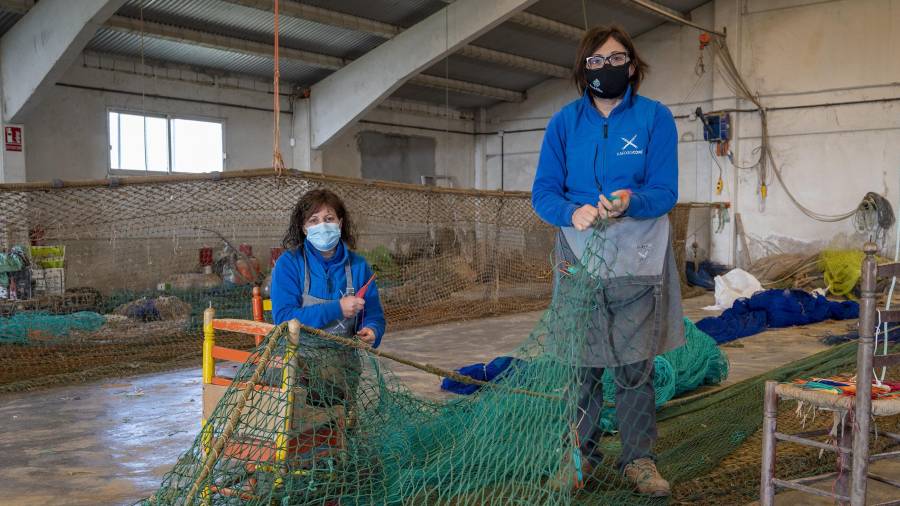 Flori Balagué i Elena Matamoros reparant arts de pesca a l’empresa on treballen, Xarxes Comí de la Ràpita. FOTO: JOAN REVILLAS
