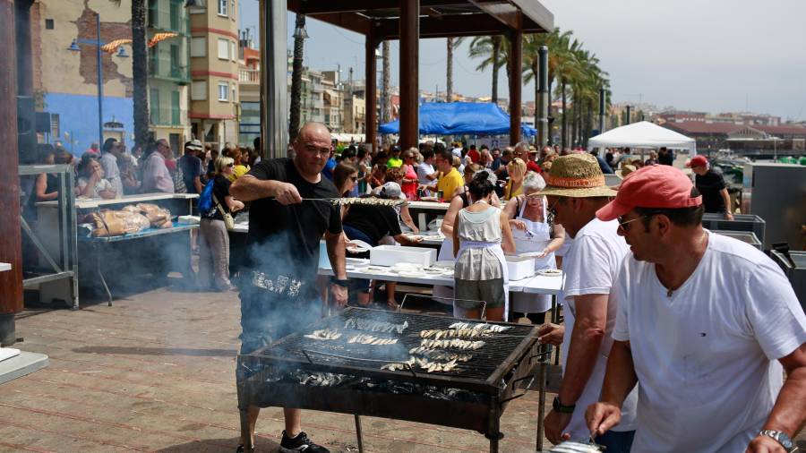 Imagen de archivo de un acto gastronómico, dentro de las fiestas de Sant Pere de El Serrallo, en julio del año pasado. FOTO: PERE FERRÉ/DT