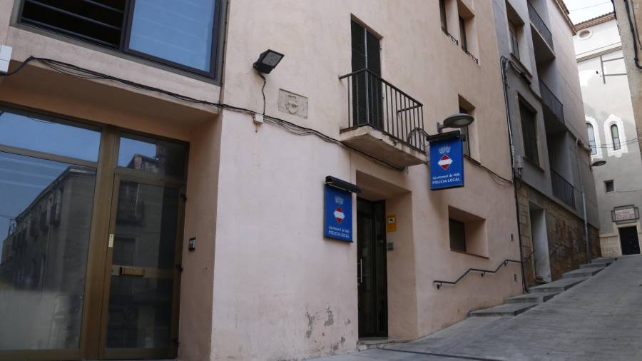 Pla general de la comissaria de la Policia Local de Valls, ubicada a la Baixada de l'Església. Foto: ACN